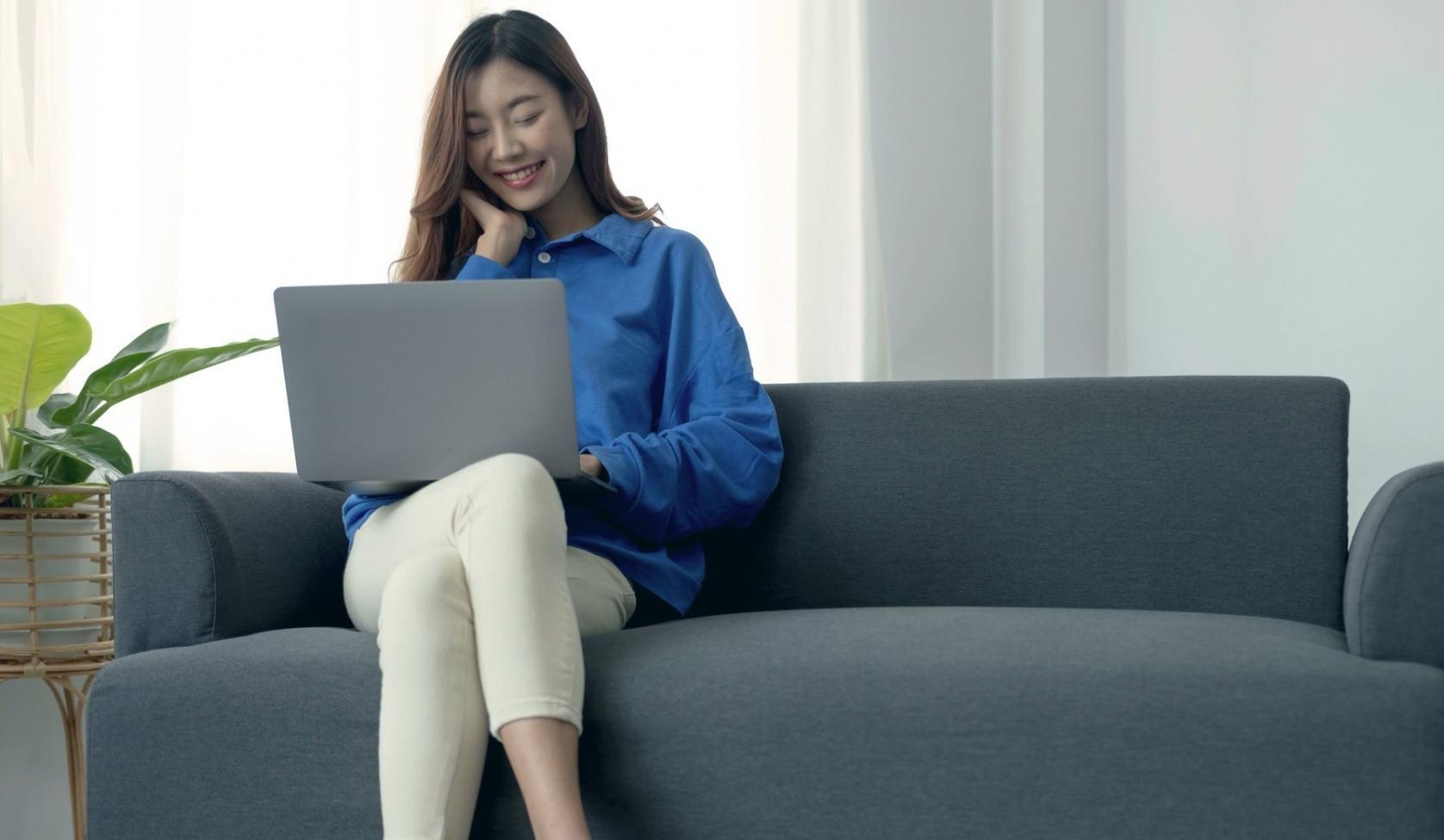 Escritorio organizado con laptop e iluminación adecuada